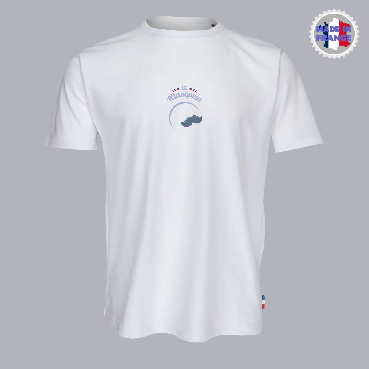 T-shirt 100% Français blanc avec motif de moustache sous l'inscription "Le Pétanqueur" et des bandes tricolores françaises.