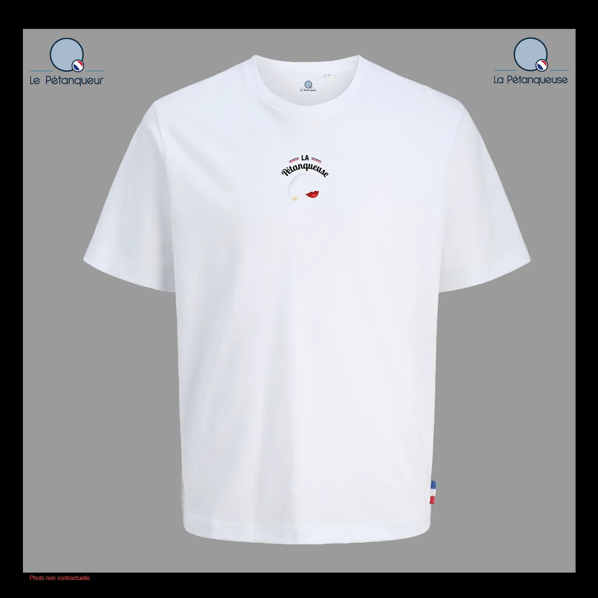 Tshirt-blanc-la-petanqueuse T-shirt blanc avec le logo “La Pétanqueuse” représentant une boule de pétanque et des lèvres rouges.