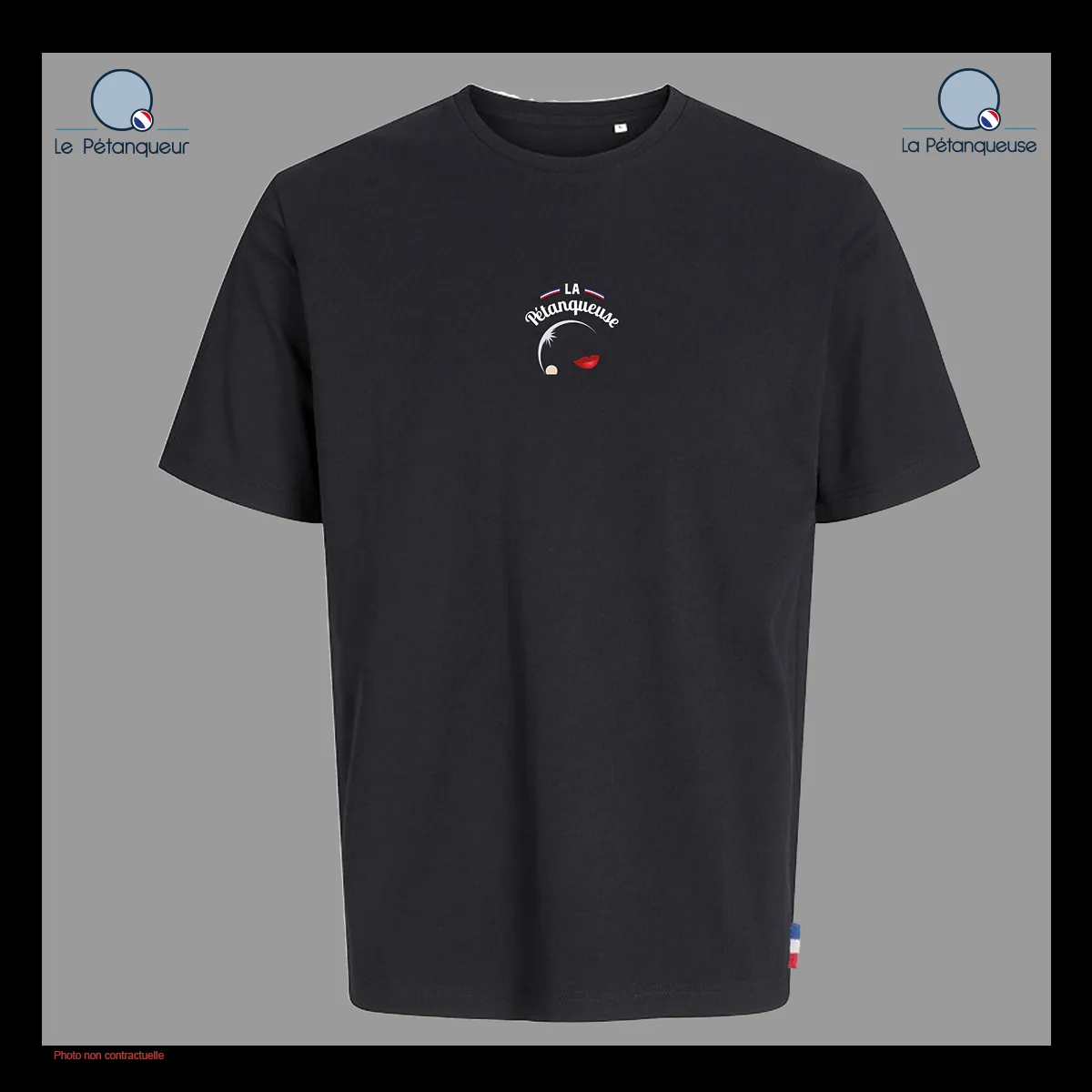Tshirt-noir-la-petanqeuse T-shirt noir avec le logo “La Pétanqueuse” représentant une boule de pétanque stylisée et des lèvres rouges.