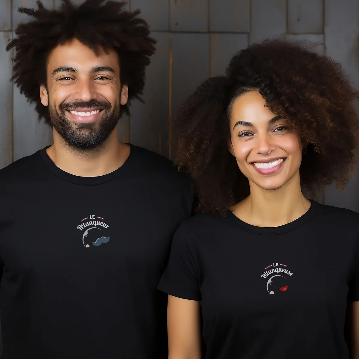 Deux personnes portant des t-shirts noirs imprimés “Le Pétanqueur” et “La Pétanqueuse”.