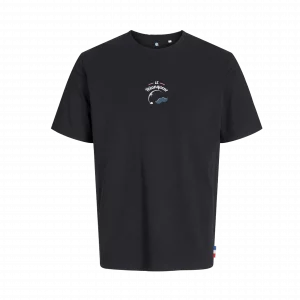 T-shirt noir avec le logo “Le Pétanqueur” représentant une boule de pétanque et une moustache bleue, sur fond transparent.